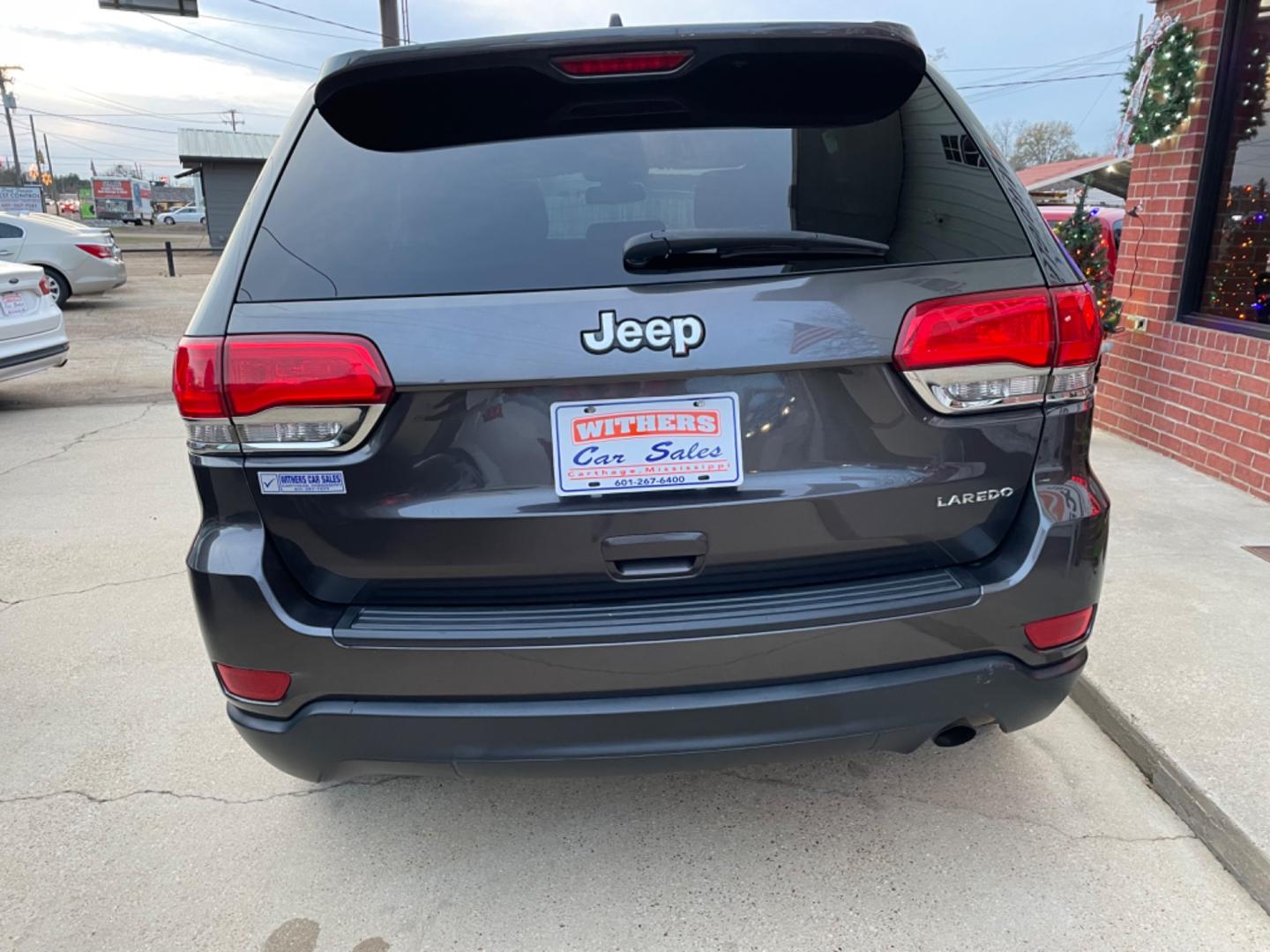 2015 GRAY /Gray Jeep Grand Cherokee (1C4RJEAG3FC) , Auto transmission, located at 204 Hwy. 16 East, Carthage, MS, 39051, (601) 267-7277, 0.000000, 0.000000 - Photo#3